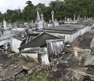 Aunque los terrenos del cementerio municipal de Lares ya estaban cediendo en 2013, los estragos del huracán María provocaron la clausura de parte del camposanto.