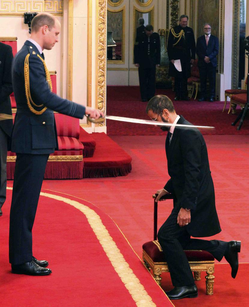 El ex Beatle Ringo Starr es nombrado caballero por el príncipe Guillermo en el Palacio de Buckingham, en Londres, el martes 20 de marzo del 2018. (AP)