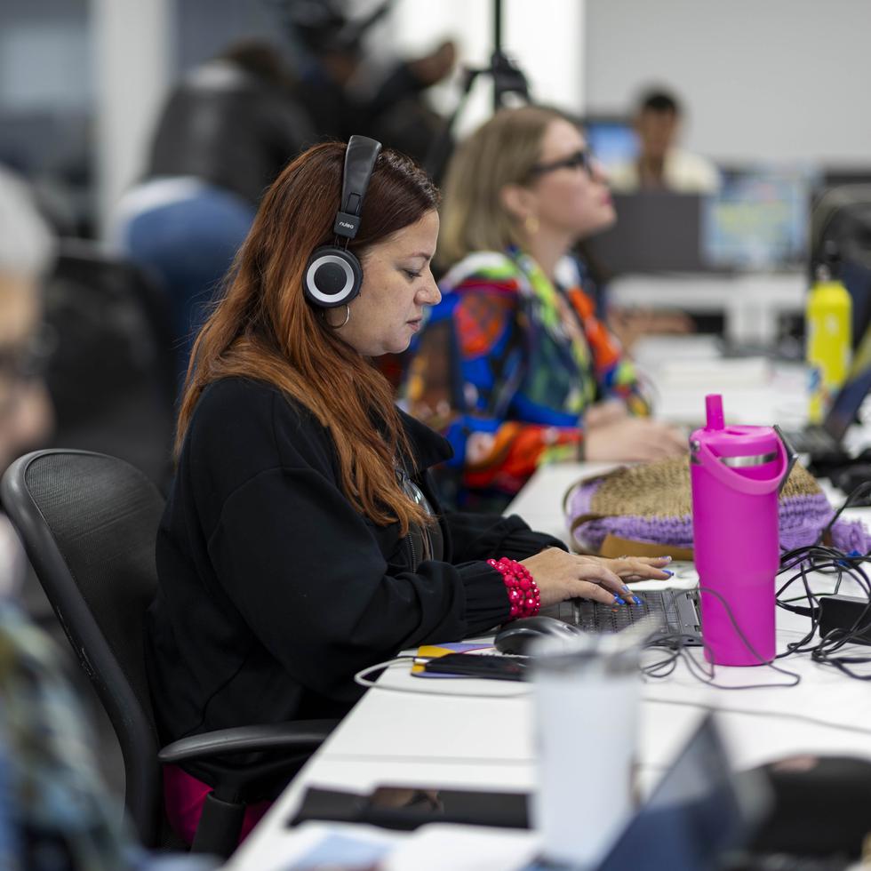 In the middle, Entertainment reporter Damaris Hérnandez Mercado, while working at the El Nuevo Día newsroom in Cataño. She is accompanied on her right by Sports reporter Sara Del Valle Hernández and, on her left, Breaking News deputy editor Lorraine M. Martínez Cortés.