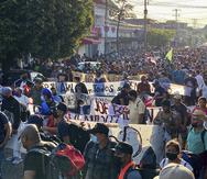 Una caravana de migrantes, la mayoría de Centroamérica, inicia su marcha hacia el norte desde Tapachula, México, el sábado 23 de octubre de 2021. (AP Foto/ Edgar H. Clemente)
