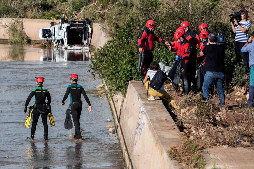 Los equipos de rescate de la Unidad Militar de Emergencias rastrean las zonas afectadas por las lluvias en la isla de Mallorca, España. (EFE)