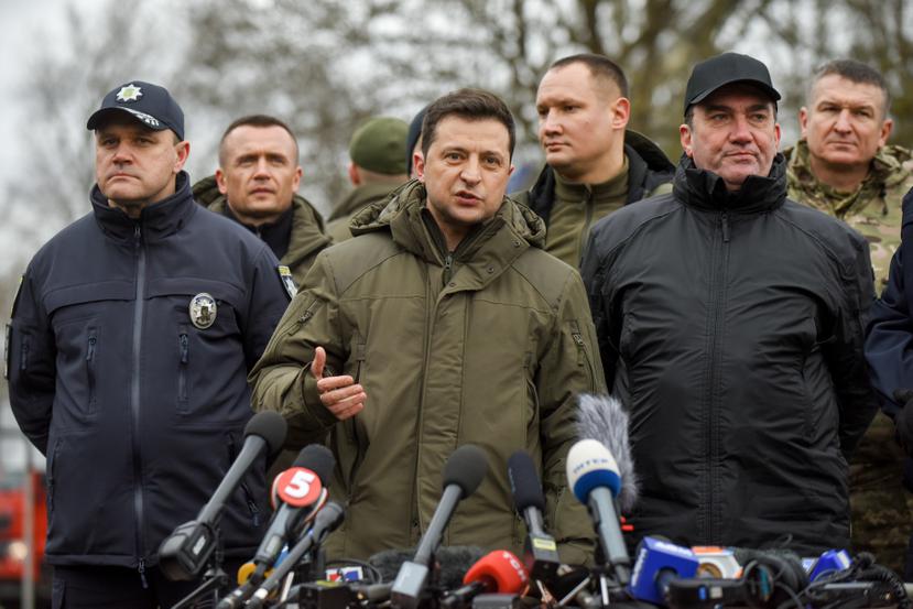 El presidente de Ucrania, Volodymyr Zelensky (centro) en una fotografía de archivo.