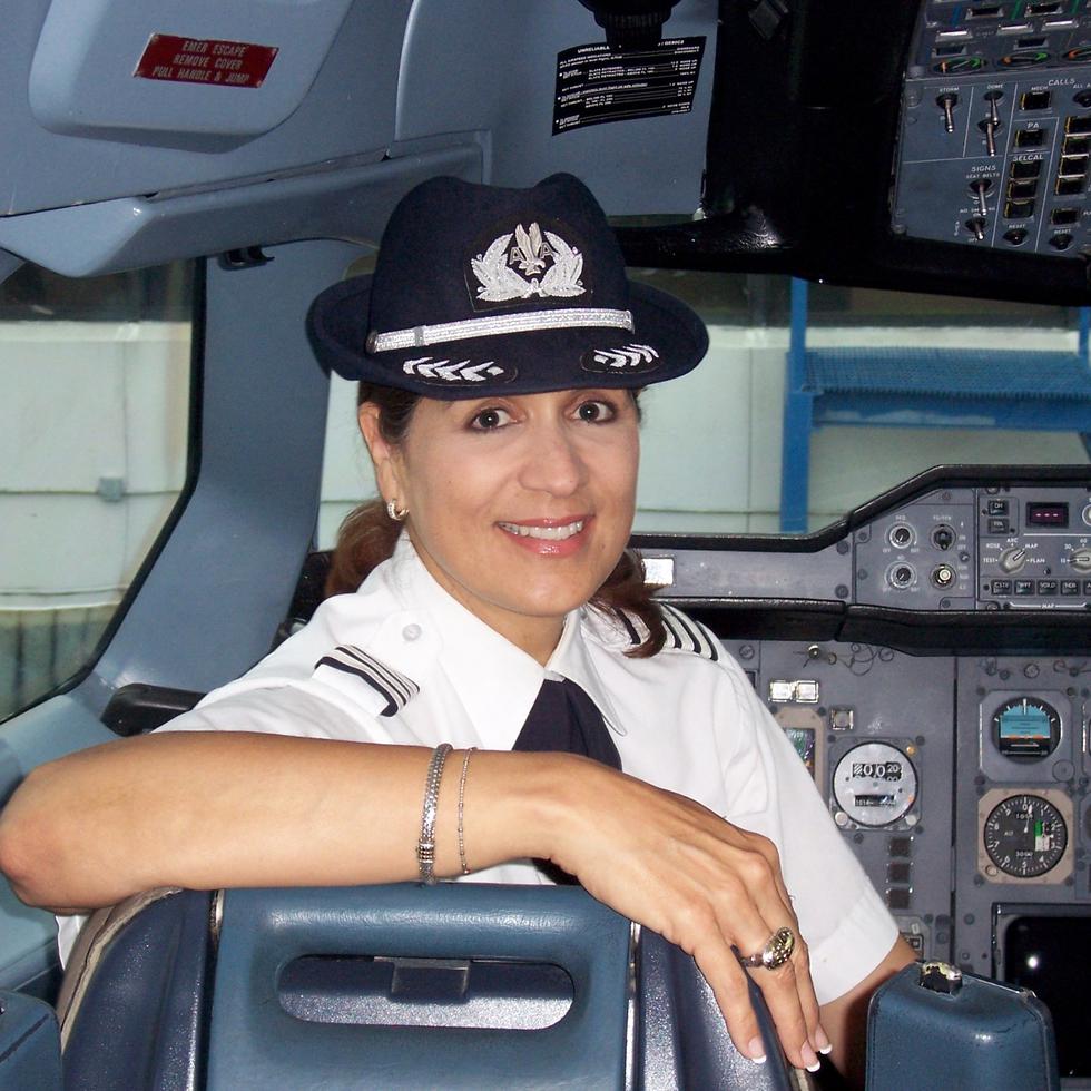 Olga Custodio fue la primera latina en completar el entrenamiento de piloto de la Fuerza Aérea de Estados Unidos y se graduó entre el 5% de las notas más altas de su clase. En la foto, cuando era capitana de la aerolínea American Airlines.