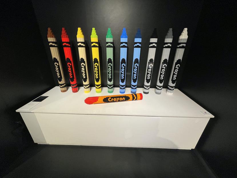 La exhibiciones incluye accesorios cotidianos y coloridos como la muy bien lograda “Crayons". (Gregorio Mayí/Especial para GFR Media)