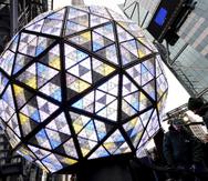 Varios operarios ultiman los preparativos de la icónica bola de cristal de la emblemática plaza neoyorquina de Times Square.