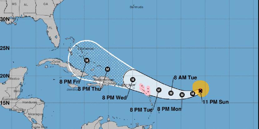 Puerto Rico completo sigue dentro del cono de incertidumbre por donde podría pasar el centro del huracán. (NOAA)