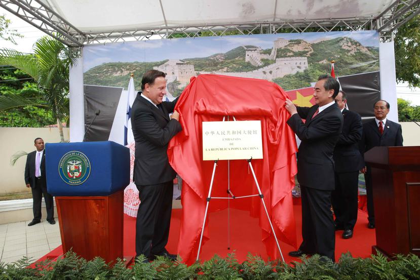 En la foto, el presidente panameño, Juan Carlos Varela (izquierda) y el canciller chino, Wang Yi  develan la placa y dan por inaugurada la Embajada de China. (EFE)