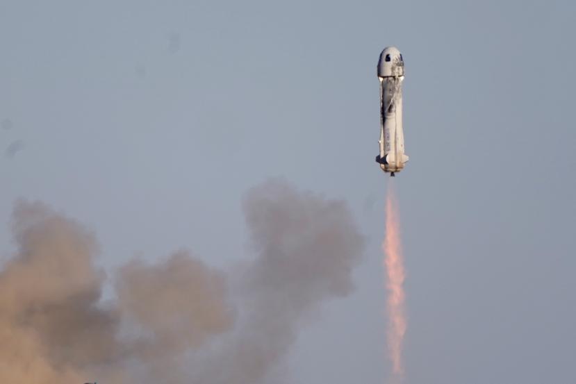 El cohete New Shepard de Blue Origin despega del puerto espacial cerca de Van Horn, Texas, llevando a bordo al retirado jugador de fútbol americano Michael Strahan junto con otros pasajeros.