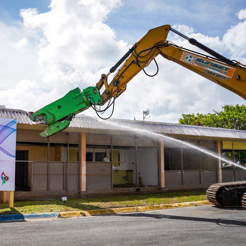 Momento en que empieza la demolición del antiguo centro de salud en Maunabo.