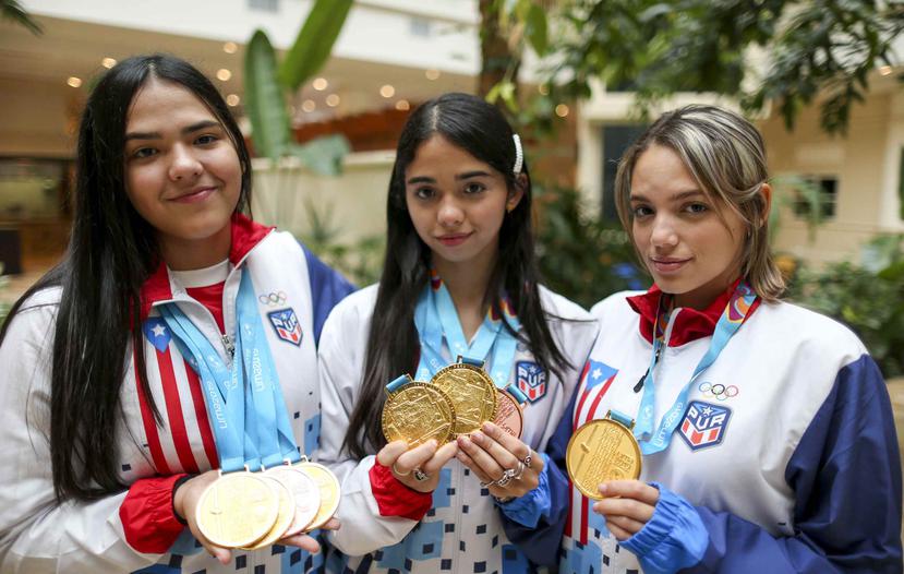 Las tenismesistas Adriana y Melanie Díaz y Daniely Ríos muestran sus medallas panamericanas. (David Villafañe)