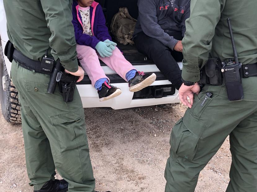 Dos agentes de la Patrulla Fronteriza mientras atienden a unos niños en un punto del área conocido como Quitobaquito, en la frontera de Arizona con México.