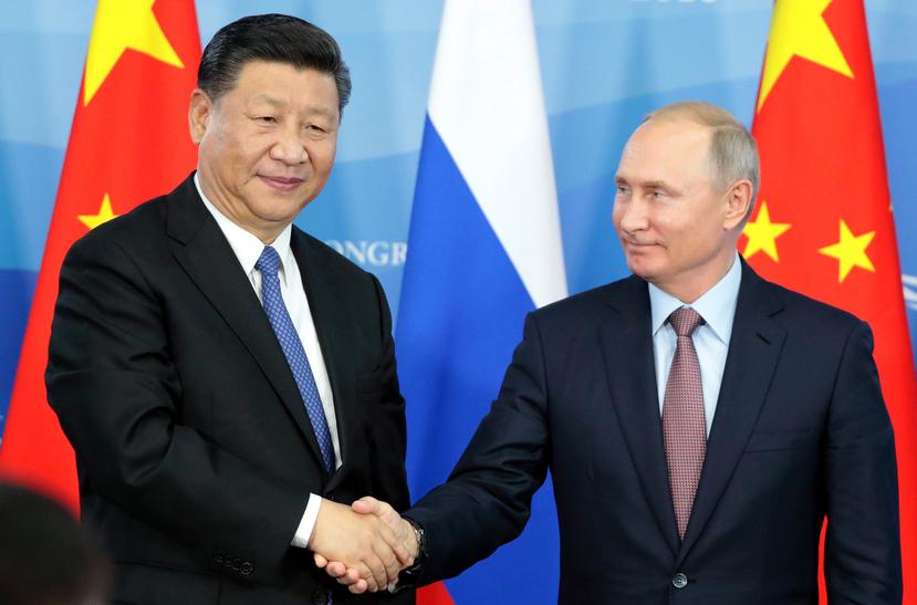 El presidente ruso, Vladímir Putin (d), estrecha la mano a su homólogo chino, Xi Jinping , durante una ceremonia celebrada en el Foro Económico Oriental en Vladivostok, Rusia.(EFE)