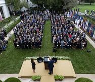 La foto muestra todas las personas que participaron de la ceremonia en la Casa Blanca en la que Donald Trump nominó a la jueza Amy Coney Barrett al Tribunal Supremo de los Estados Unidos el 26 de septiembre.