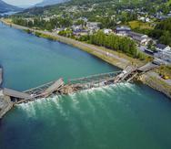 Una imagen de dron muestra el puente Tretten sobre el río Laagen, en Gudbrandsdalen, Noruega, el 15 de agosto de 2022.
