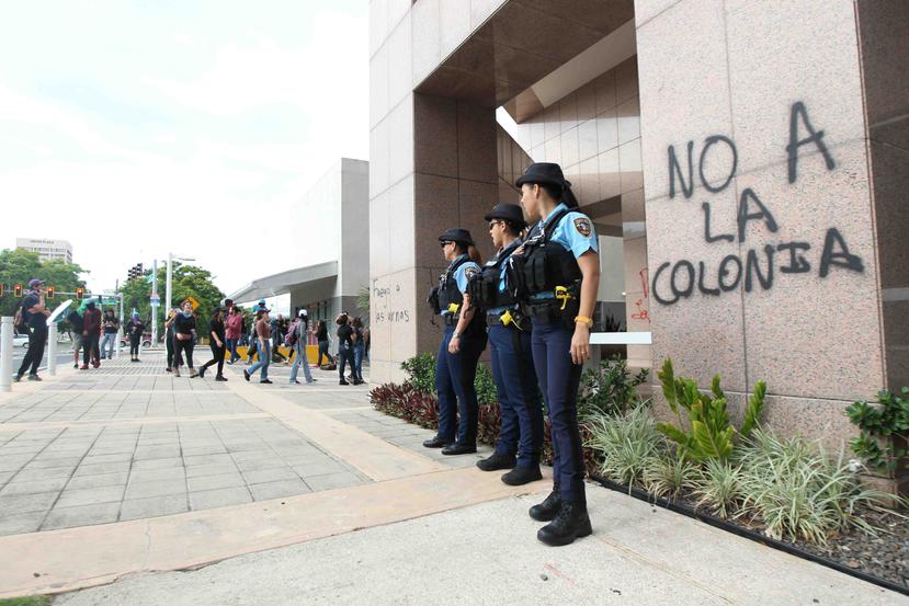Las paredes del edificio 270 Plaza fueron escritas con mensajes en contra de la Junta. (Archivo / GFR Media)