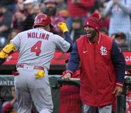 Yadier Molina (4), de los Cardinals de San Luis, recibe la felicitación de su compañero Albert Pujols (derecha) tras disparar un jonrón solitario en el tercer inning del juego contra los Giants de San Francisco el jueves.