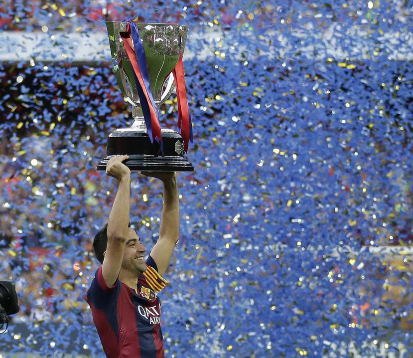 Xavi Hernández levanta la copa de la Liga BBVA que obtuvo el Barça esta temporada. (AP)