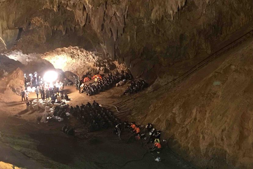 En esta fotografía de archivo del 26 de junio de 2018, rescatistas aguardan durante la búsqueda de un equipo infantil de fútbol y su entrenador atrapados en una cueva en Mae Sai, provincia de Chiang Rai, en el norte de Tailandia. (AP)