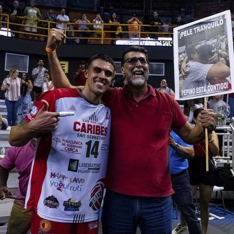 La dupla de padre e hijo celebran el campeonato de los Caribes.