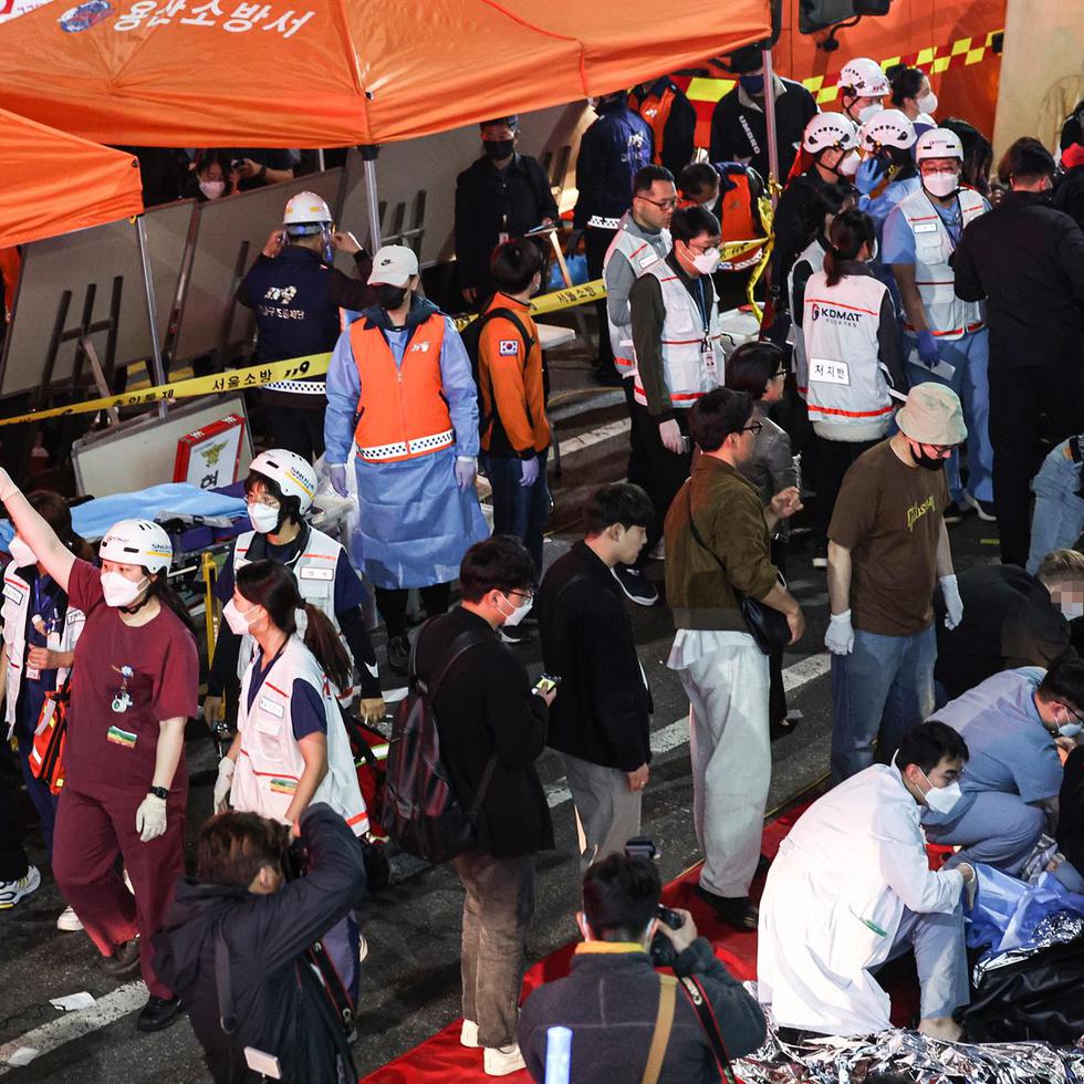 Más de 1,700 trabajadores de emergencias y 140 vehículos de socorro, incluyendo todo el personal disponible en Seúl, fueron desplegados en las calles para atender a los heridos.
