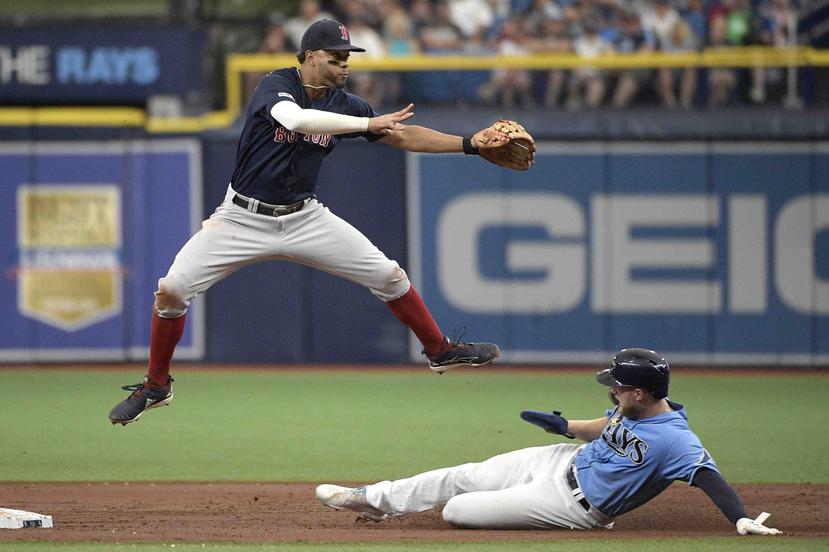 El torpedero Xander Bogaerts de los Red Sox salta sobre Austin Meadows de los Rays de Tampa Bay tras sacarlo out en segunda base. (AP/Phelan M. Ebenhack)