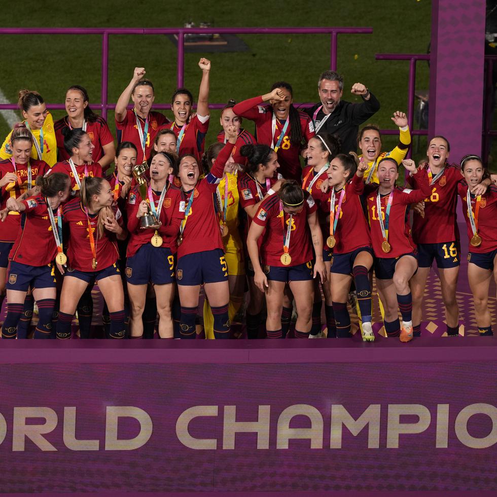 Las jugadoras de España celebran en tarima como nuevas campeonas del mundo.