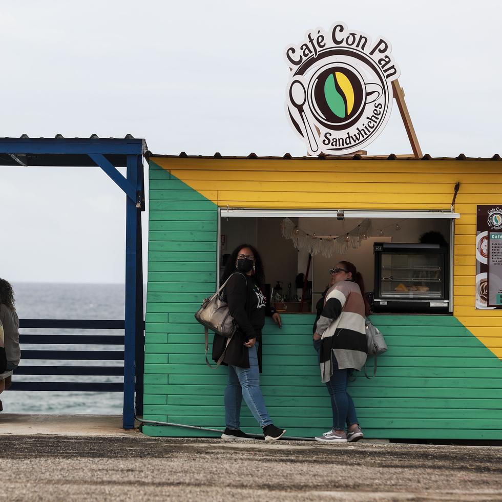 En la foto uno de los locales que venden café y pastelería  con vista al océano Atlántico.