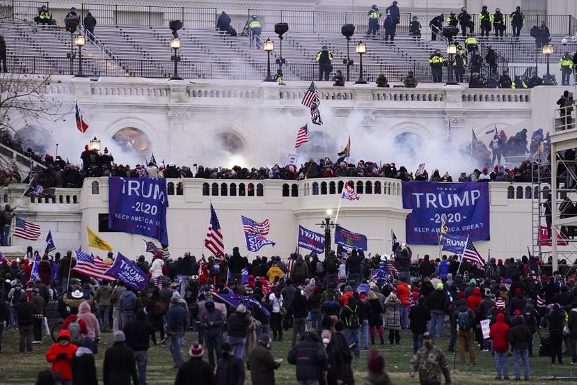 Una turba toma por asalto el Congreso de Estados Unidos el 6 de enero del 2021, en Washington. (AP Foto/John Minchillo, archivo)