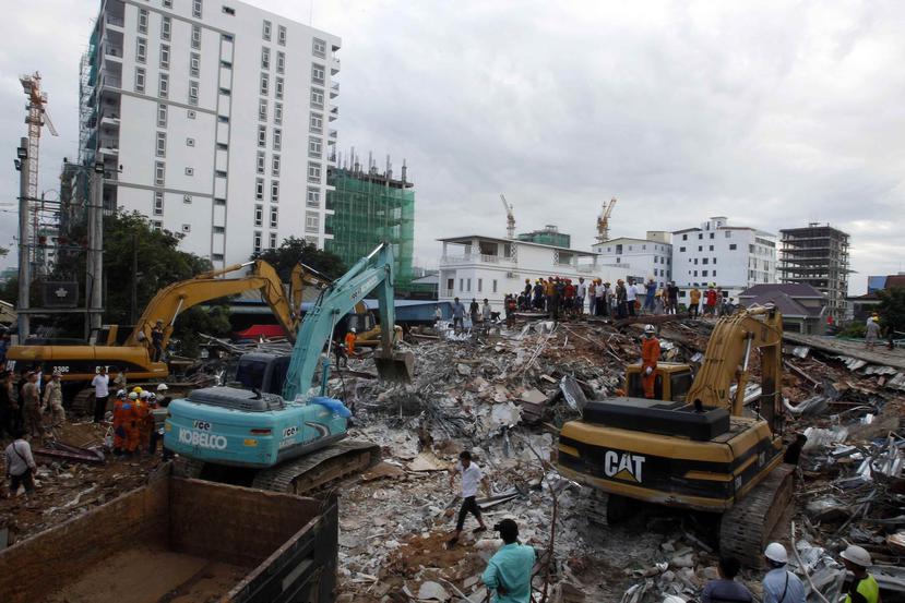 Los rescatistas tratan de retirar el escombro en el lugar donde colapsó un edificio en la provincia de Preah Sihanouk, Camboya, el domingo 23 de junio de 2019. (AP/Heng Sinith)