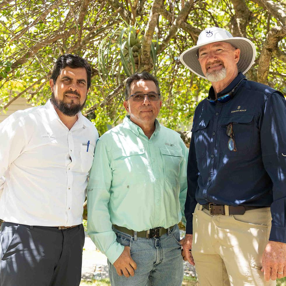De izquierda a derecha Javier González, Agrónomo y Superintendente de Landscaping, Carlos Ruiz, Biólogo, Bobby Pennock, Arquitecto paisajista y Director de Agronomía
