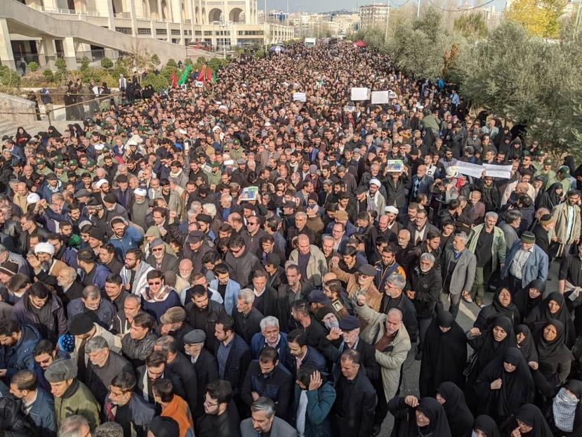 Ciudadanos protestan en Irak luego del asesinato de un alto general iraní a manos de Estados Unidos. (AP)