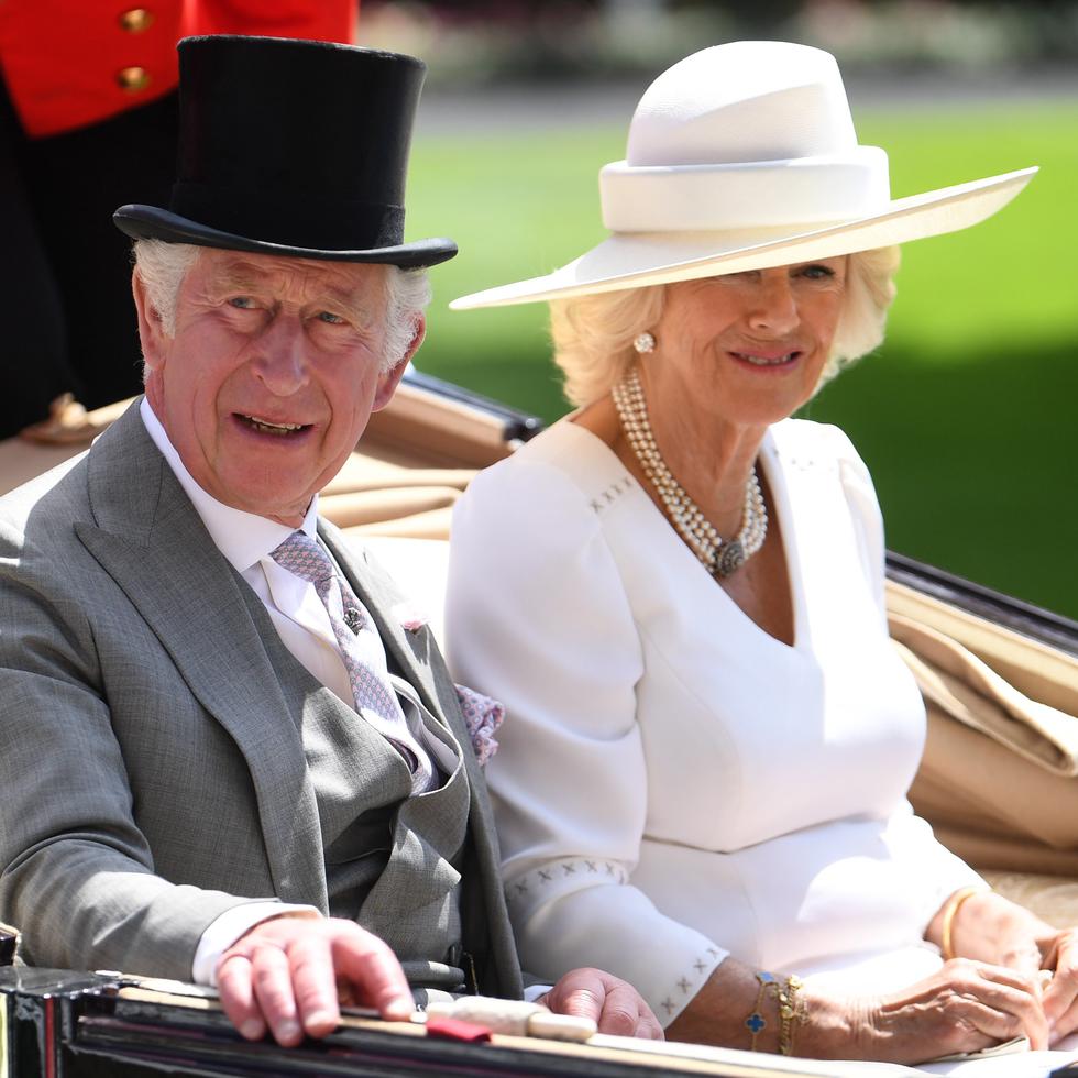 El rey Carlos III del Reino Unido (i), junto a su esposa, Camila, en una fotografía de archivo. EFE/Neil Hall
