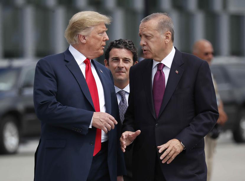 Donald Trump y Recep Tayyip Erdogan conversan durante una reunión de la OTAN en Bruselas. (AP / Pablo Martínez)