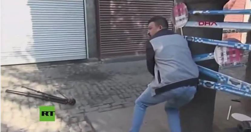 El autor de los disparos logró huir, mientras que la policía ha desplegado una operación para dar con él. (Captura del vídeo)