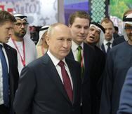 El presidente ruso, Vladimir Putin, y el presidente de los Emiratos Árabes Unidos, Sheikh Mohamed bin Zayed Al Nahyan, asisten a una exposición de los Emiratos Árabes Unidos en San Petersburgo en el marco del Foro Económico Internacional (SPIEF), el 16 de junio de 2023. (EFE/EPA/ALEXEI NIKOLSKY / AGENCIA FOTOGRÁFICA ANFITRIONA / PISCINA CRÉDITO OBLIGATORIO)