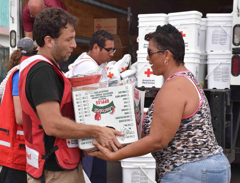 La Cruz Roja Americana ha repartido miles de kits de emergencia, junto con agua, comida y otras provisiones, para ayudar a las personas afectadas por el huracán María. (Suministrada)
