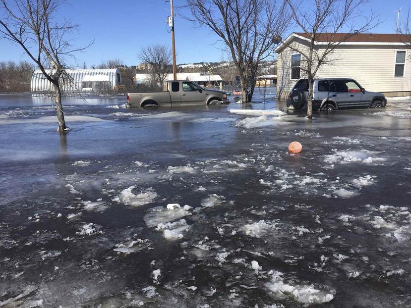 Esta foto de marzo del 2019 proporcionada por Henry Red Cloud muestra una zona inundada alrededor de Lakota Solar Enterprises, negocio de Cloud, en la Reservación Pine Ridge, en el sur de Dakota del Sur. (Henry Red Cloud via AP)
