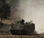 Un transporte blindado de tropa israelí se acerca a la frontera con Gaza, sur de Israel, martes 31 de octubre de 2023. (AP Foto/Ariel Schalit)
