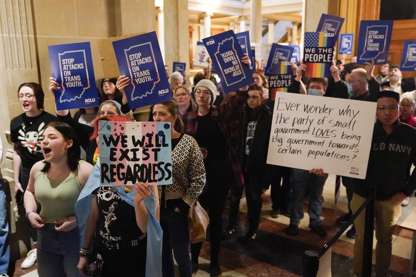 Manifestantes protestan frente al Senado en el legislativo de Indiana, 22 de febrero de 2023, en Indianapolis. La Campaña por los Derechos Humanos declaró un estado de emergencia para la gente LGBTQ+ en Estados Unidos, martes 6 de junio de 2023. (AP Foto/Darron Cummings, File)