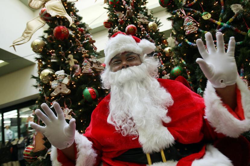 La presencia de Papa Noel o de Santa Clós durante las fiestas navideñas es una tradición en muchos centros comerciales del país.