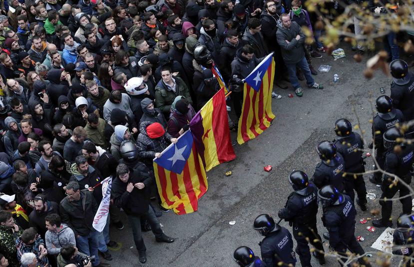 España está inmersa en su peor crisis política en décadas desde que el gobierno catalán encabezado por Puigdemont ignoró la prohibición de un juez y celebró un referéndum sobre la independencia de la región nororiental el pasado octubre.(AP)