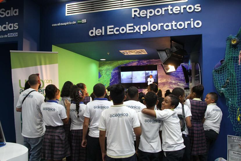 Los estudiantes de la Escuela Elemental Santiago Iglesias Pantín del Caño Martín Peña mientras participan de la estación Reporteros del EcoExploratorio
