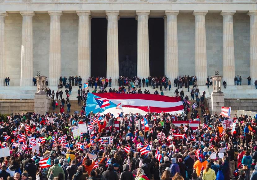 Una enorme bandera de Puerto Rico fue desplegada en las escalinatas al Monumento de Abraham Lincoln. (Cortesía Daniel Delgado González)