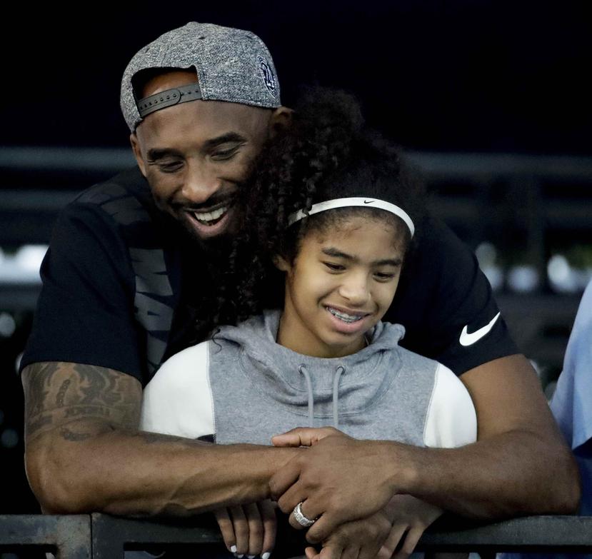Kobe Bryant abraza a su hija Gianna durante el campeonato nacional de natación en Irvine, California. (AP / Chris Carlson)