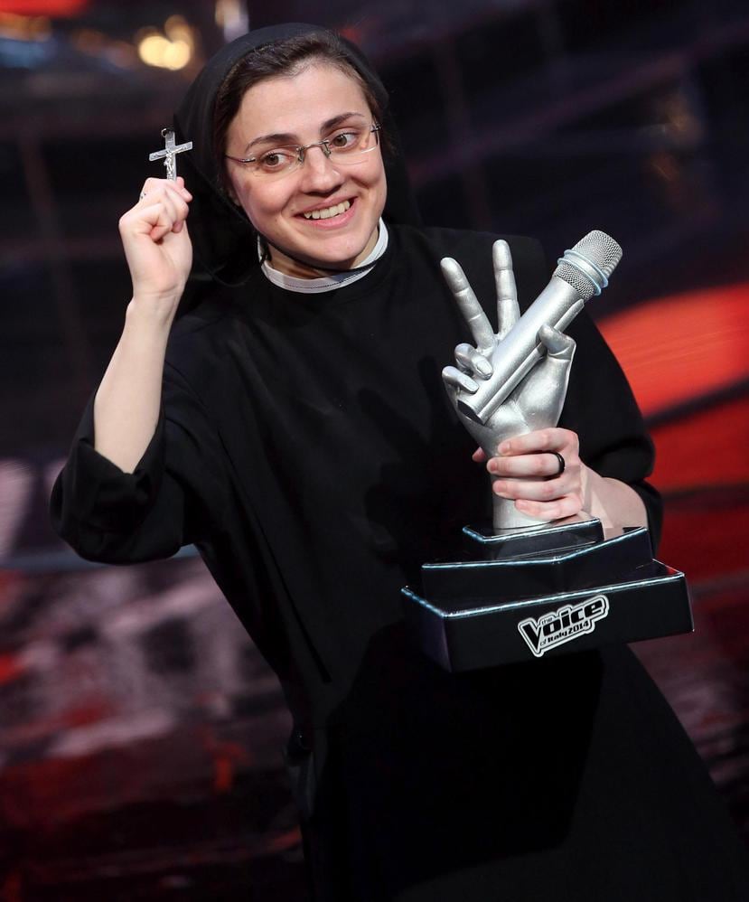 Fotografía de la monja Cristina Scuccia tras ganar la versión italiana del concurso "La Voz", el 5 de junio de 2014.