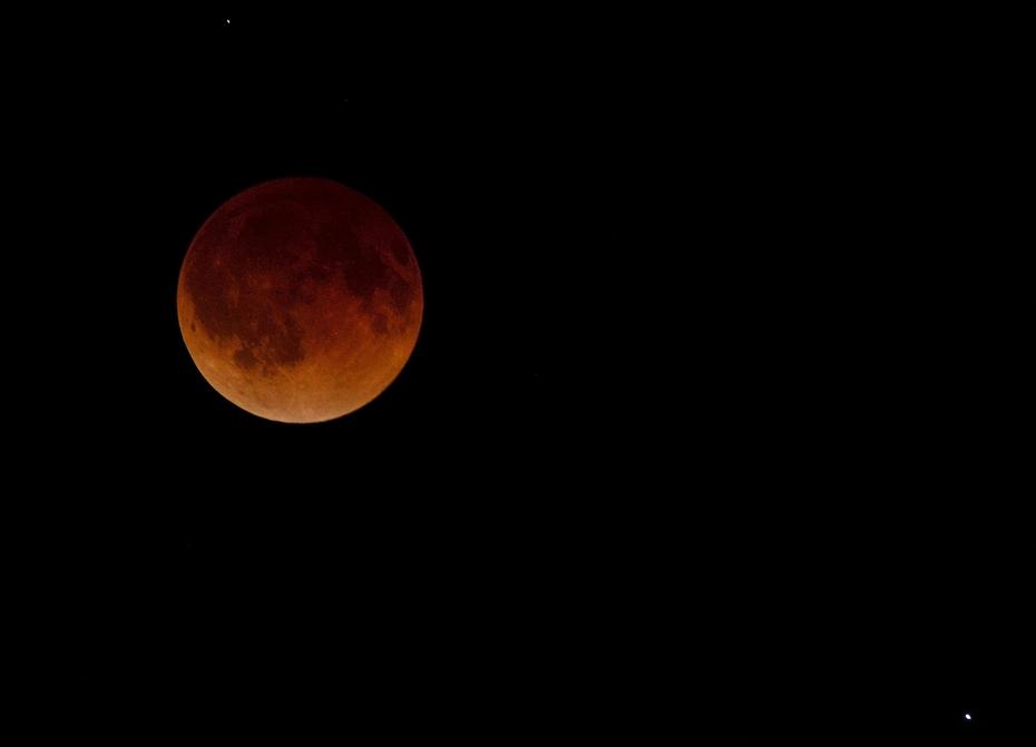 La Luna se tiñe de rojo y naranja durante un eclipse lunar total visto desde Kansas, Estados Unidos, el 15 de abril de 2014.