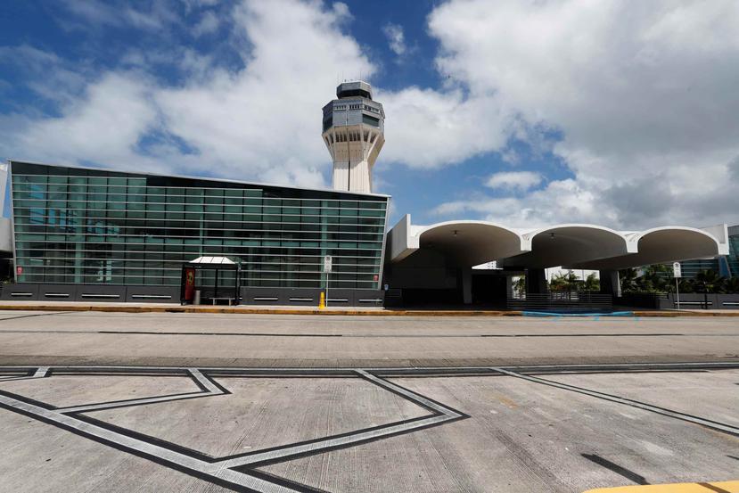 Un total de 13 vuelos que estaban pautados para arribar o salir hoy del aeropuerto internacional Luis Muñoz Marín (SJU), en Isla Verde, fueron cancelados.