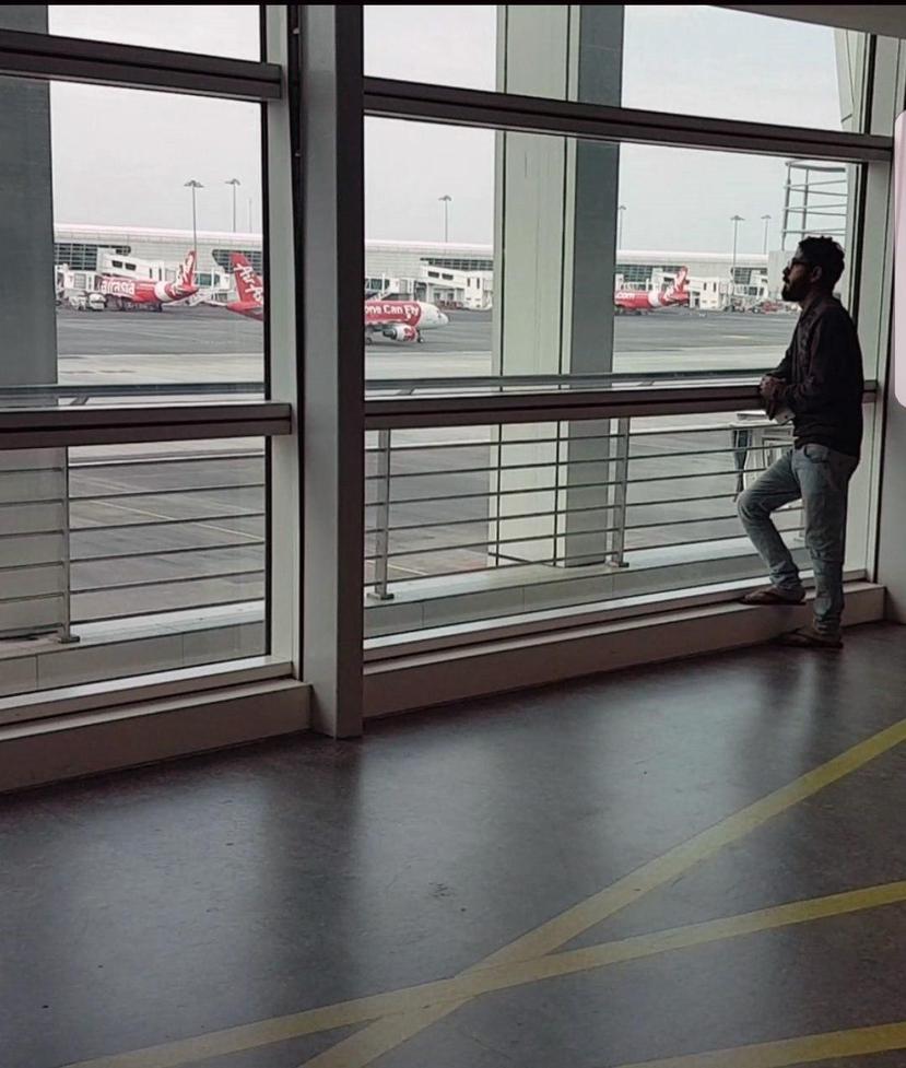 Fotografía facilitada por Hassan Al-Kontar, quien cada día ve como miles de pasajeros desfilan delante suyo y desaparecen más allá del control de inmigración del aeropuerto de Kuala Lumpur. ( EFE/ Hassan Al-kontar)