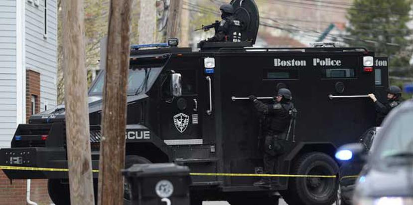 Agentes del cuerpo de Policía de Operaciones Especiales de Boston llegan en un vehículo oficial para participar en la operación de búsqueda y captura del sospechoso de los atentados.  (EFE/CJ Gunther)