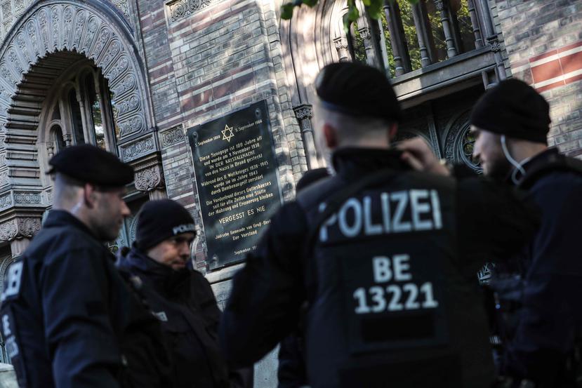 Siete personas estaban siendo investigadas y seis de ellas fueron detenidas de forma temporal por la Policía alemana. (EFE)